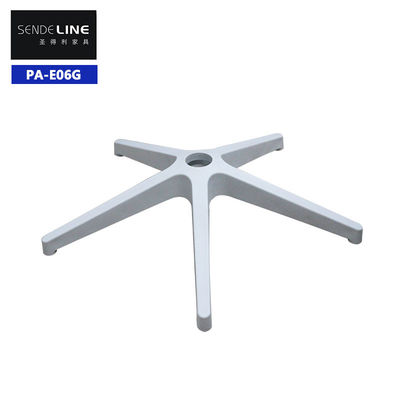 Witte plastic kantoorstoel, met een straal van 310 mm.