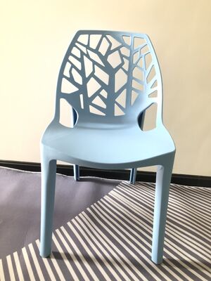 Goede prijs Stapelbare Moderne Plastic Stoel Met Zitafmetingen 45 H 42 B 40 D cm voor Evenementenlocaties, Feestzalen en Wachtruimtes online